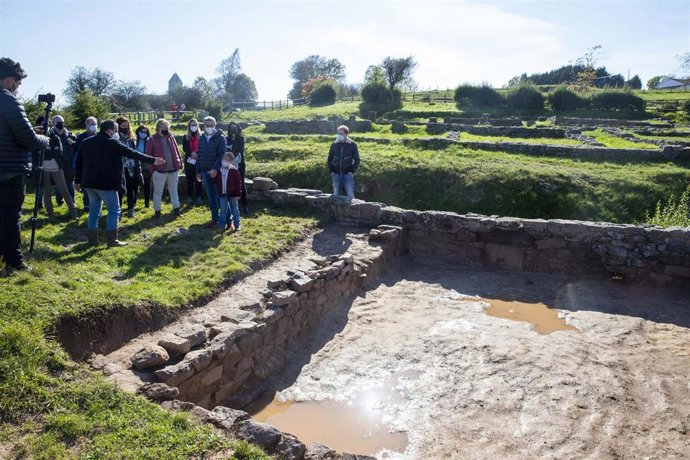 El vicepresidente regional, Pablo Zuloaga, en una visita a los yacimientos de Julióbriga y Camesa Rebolledo