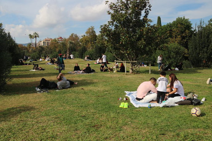 Pla general de diversos grups de persones fent pícnics al parc de la Ciutadella de Barcelona. Imatge del 18 d'octubre de 2020. (Horitzontal)
