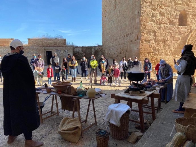 Un total de 400 personas asisten a las recreaciones históricas en el Castillo de Monzón.