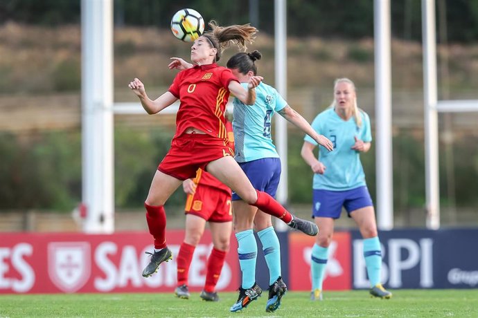 Vicky Losada pugna por un balón en la Copa Algarve ante los Países Bajos