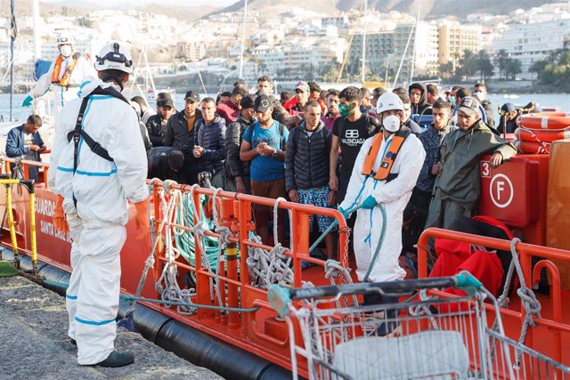 Trabajadores de Cruz Roja ayudan a trasladar a migrantes que han sido interceptados en aguas canarias, en Gran Canaria