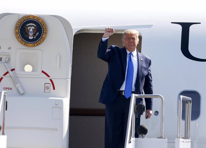 El presidente de Estados Unidos, Donald Trump, en el Aeropuerto John Wayne de Santa Ana, California, EEUU