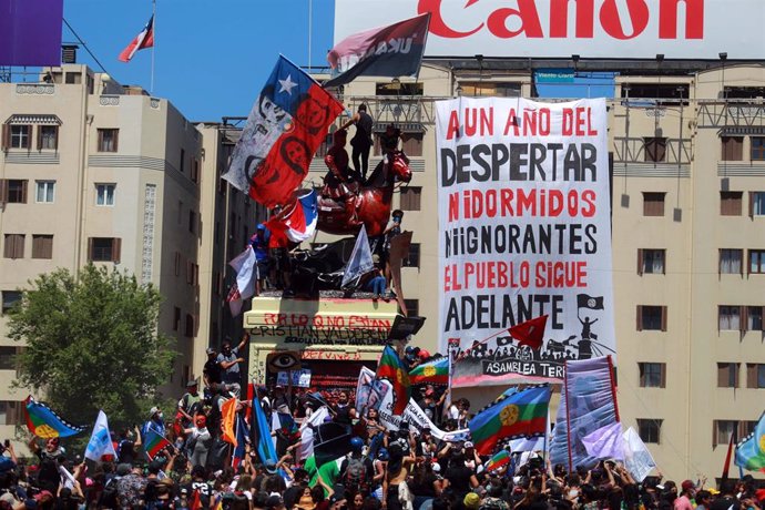 Manifestación para celebrar el primer aniversario de las protestas sociales en Chile
