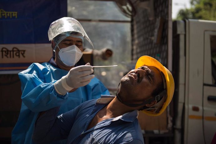 Un trabajador de la construcción se somete a una prueba de coronavirus en Nueva Delhi, India.