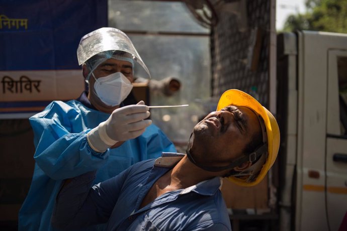 Coronavirus.- India continúa registrando descenso de los casos pero teme las agl