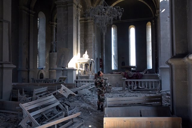 Un soldado observa los daños causados en una iglesia que fue atacada dos veces por vehículos aéreos no tripulados en Nagorno-Karabakh. 