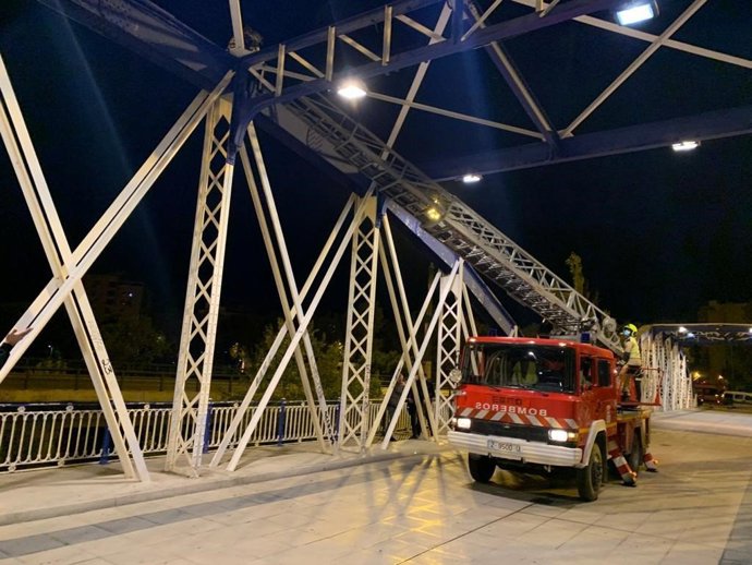 Los bomberos rescatan a un hombre en el puente del Pilar que quería arrojarse al Ebro.