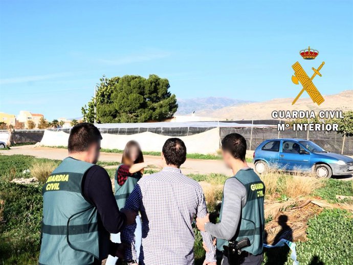 Agentes de la Guardia Civil con el detenido