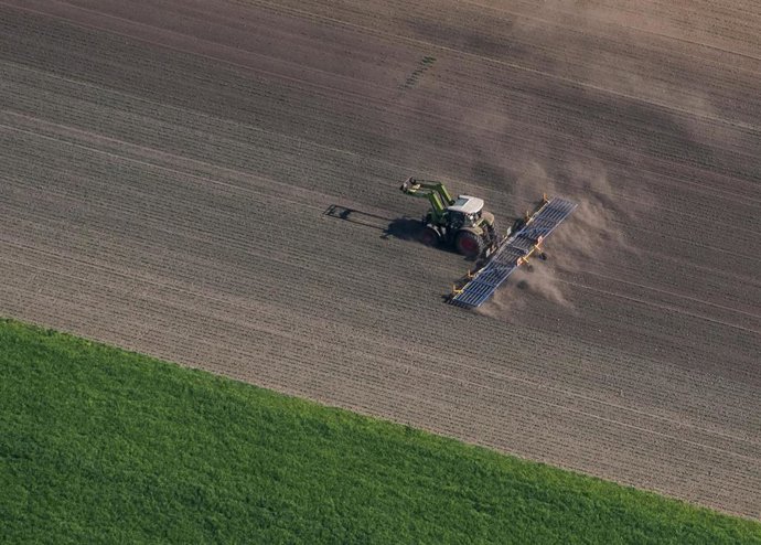 26 April 2020, North Rhine-Westphalia, Marl: A tractor drives through a dry field in Marl. Photo: Bernd Thissen/dpa