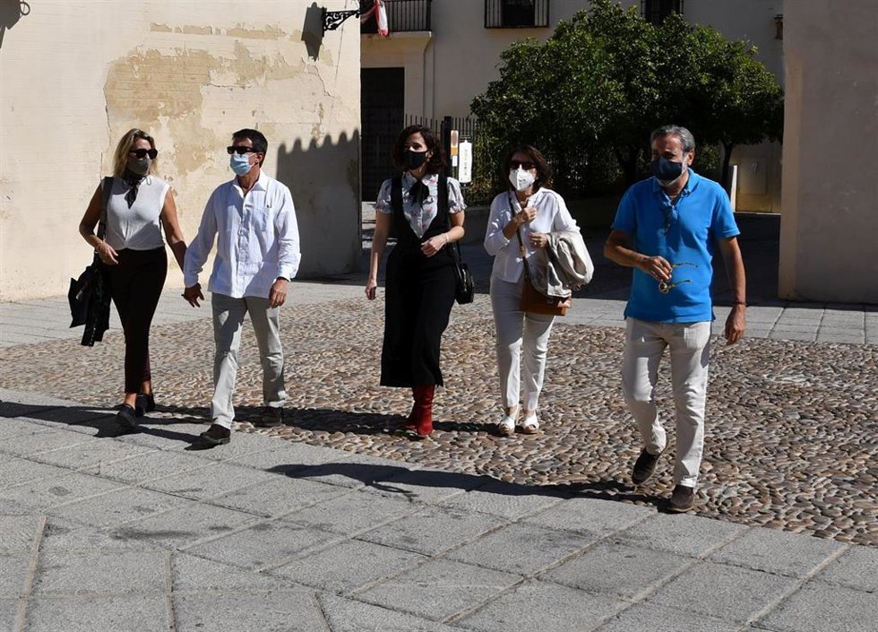 El ex primer ministro de Francia Manuel Valls y su esposa, Susana Gallardo (izda.), durante su visita a Palma del Río (Córdoba).