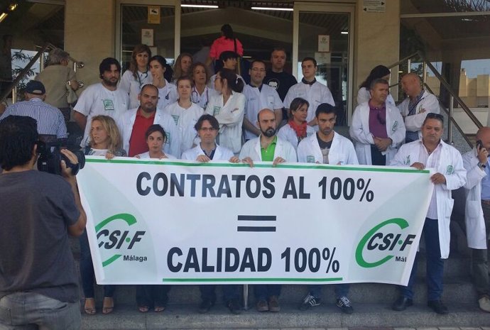 Concentración de médicos de urgencias en el Hospital Regional de Málaga