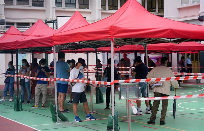 Personas esperando a hacerse un test de coronavirus en Hong Kong