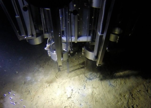 El analizador de muestras Multi corer toca fondo