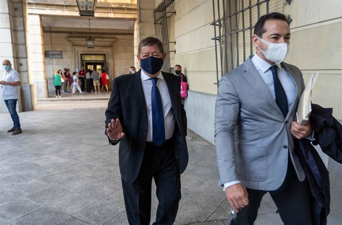 Francisco Guerrero (1i),  en la primera sesión de la vista oral del juicio por las ayudas concedidas a la empresa Aceitunas y Conservas (Acyco) 