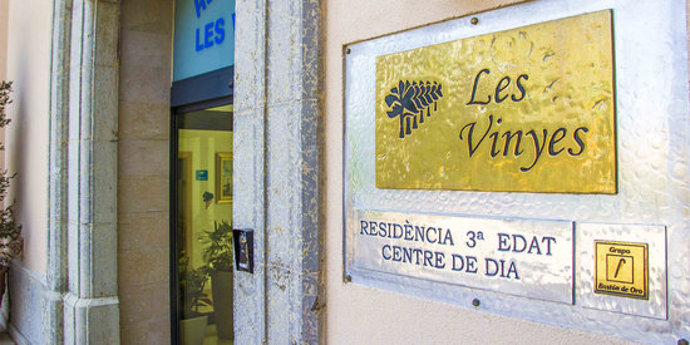 Entrada principal a la Residncia Les Vinyes, al centre de Falset. Imatge publicada el 19 d'octubre del 2020. (Horitzontal)