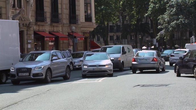 Tráfico por calles céntricas de Bilbao 