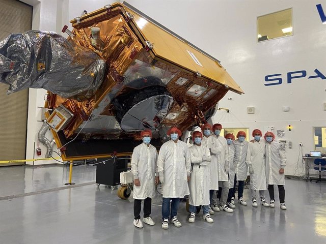 El satélite Sentinel-6 Michael Freilich se somete a los preparativos finales en una sala limpia en la Base de la Fuerza Aérea Vandenberg en California para su lanzamiento a principios de noviembre.