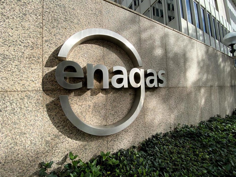Detalle del logo de Enagás en la sede de la empresa de infraestructuras de gas natural  en Madrid.