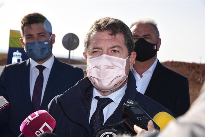El presidente de C-LM, Emiliano García-Page, en la inauguración del refuerzo del firme en la CM-3119 en Villarrobledo