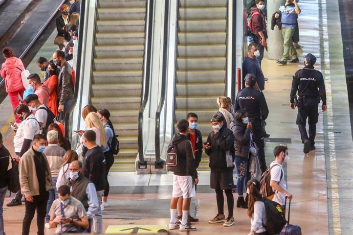 Pasajeros en los andenes de la estación de tren Madrid-Puerta de Atocha, en Madrid (España)