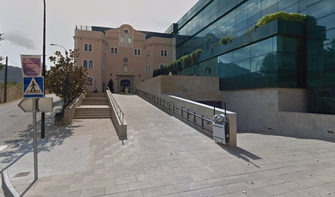 Fachada de la residencia Les Vinyes, en el municipio de Falset, en Tarragona.