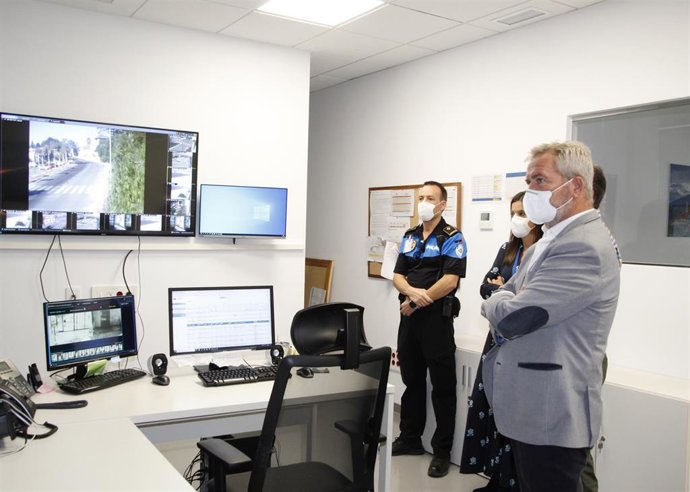 El presidente de la Autoridad Portuaria de Motril (Granada), José García Fuentes, visita el centro de control