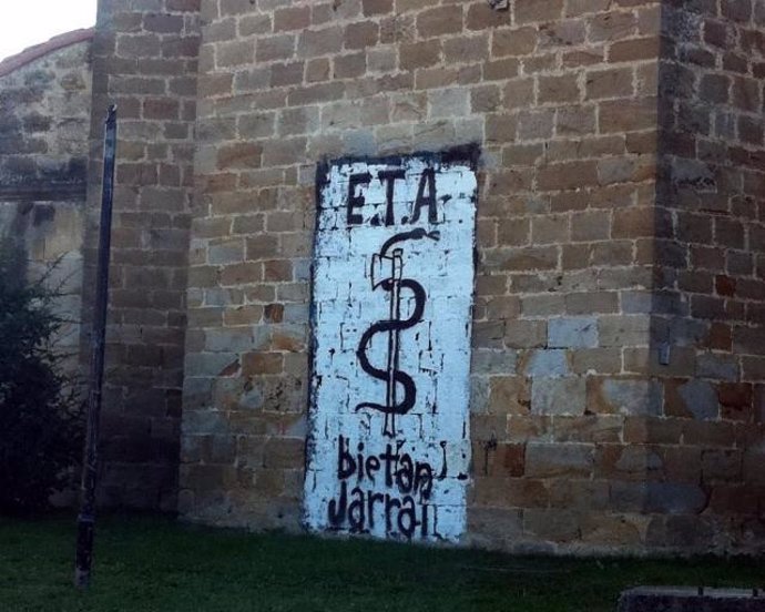 Pintada a favor de ETA en la fachada de una iglesia de Arbizu, en una imagen de 2012