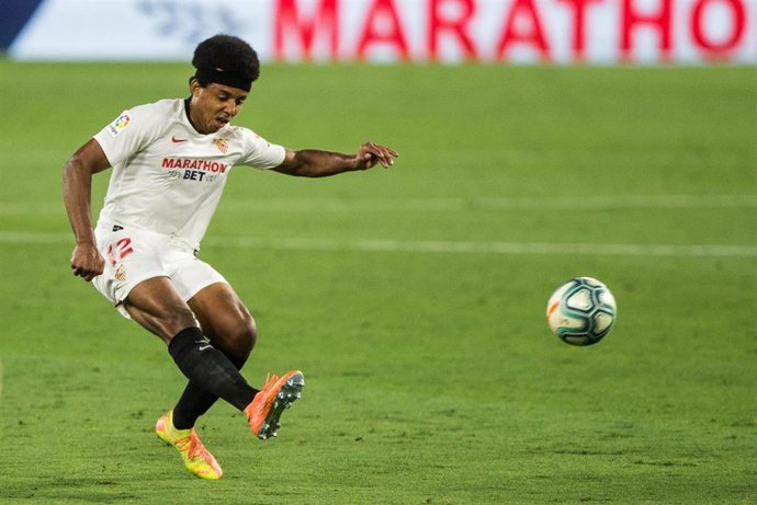 Jules Kounde jugando con el Sevilla