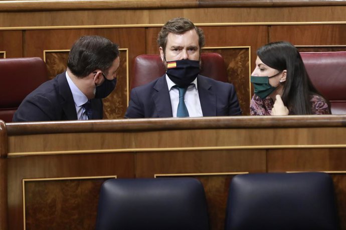 (E-D) El president de Vox, Santiago Abascal; el portaveu de Vox al Congrés dels Diputats, Iván Espinosa de los Monteros, i la diputada de Vox, Macarena Olona, en una sessió de control al Congrés. Madrid (Espanya), 14 d'octubre del 2020. 