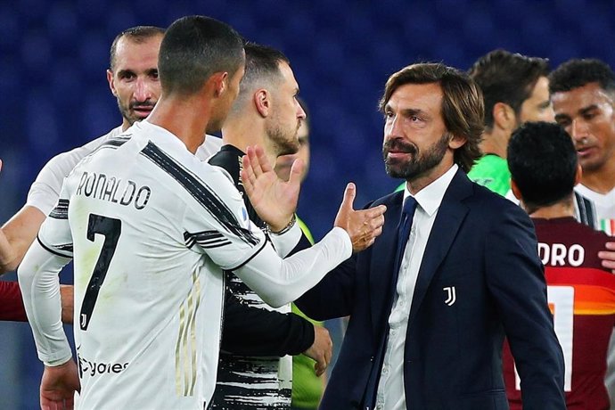 Cristiano Ronaldo saluda a Andrea Pirlo tras el Roma-Juventus de la Serie A 2020-2021