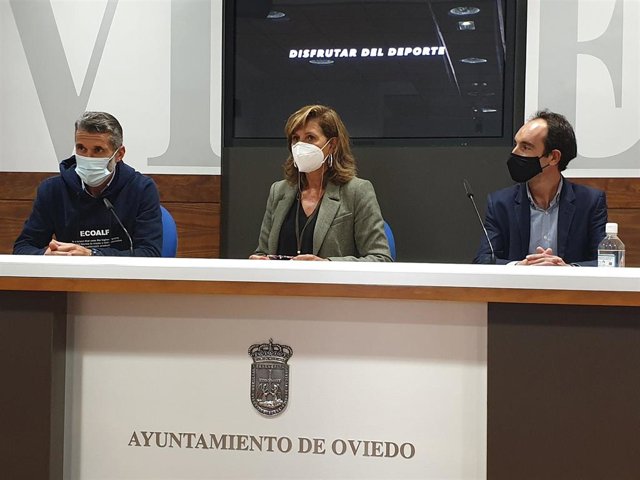 El atleta Alberto Suárez Laso; la concejala de Deportes, Conchita Méndez; y el organizador de la San Silvestre, Óscar Espiñeira (Noko 360)