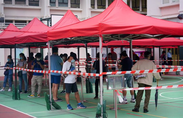 Persones esperant a fer-se un test de coronavirus a Hong Kong