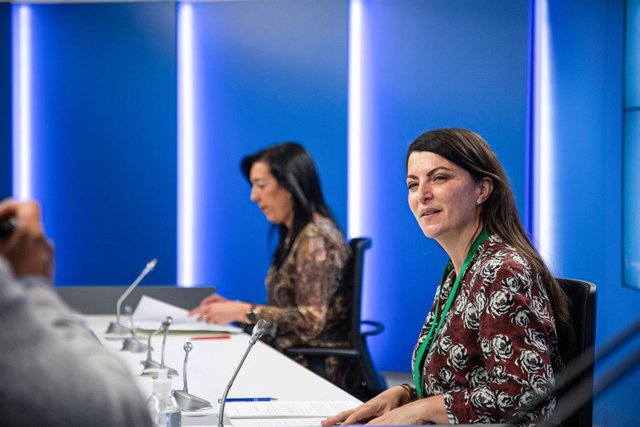La secretaria general Vox en el Congreso, Macarena Olona (d); y la parlamentaria de Vox, Amaia Martínez (i), anuncian la interposición de un recurso de amparo ante el Tribunal Constitucional, en el Parlamento Vasco, en Vitoria, Álava, Euskadi (España),