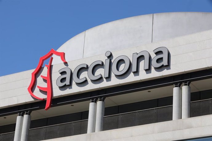 Cartel de la empresa Acciona colocado en una de sus oficinas de la capital, en Madrid, (España)