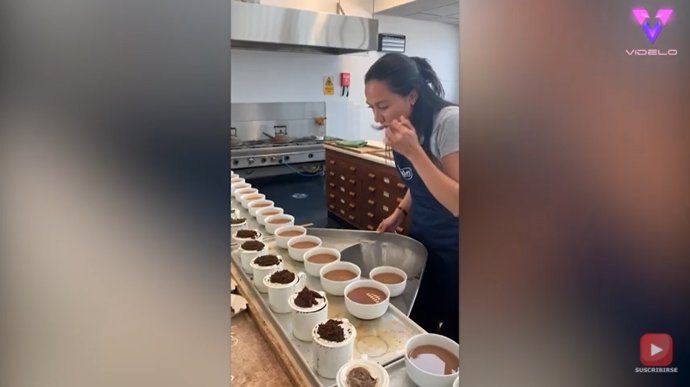 Esta mujer prueba 11.350 tazas de té al año y cobra por ello