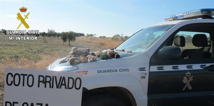 La Guardia Civil ha investigado a tres hombres que estaban cazando de forma ilegal en Los Yébenes.