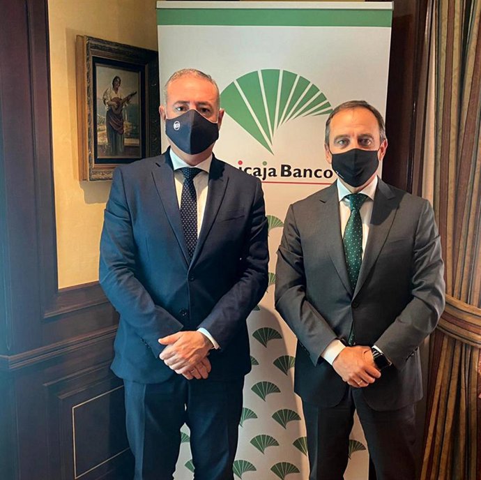 El decano del  Colegio  Oficial  de  Economistas  de Málaga, Juan Carlos Robles, y el director territorial de Unicaja Banco en Málaga, Agustín Sánchez.