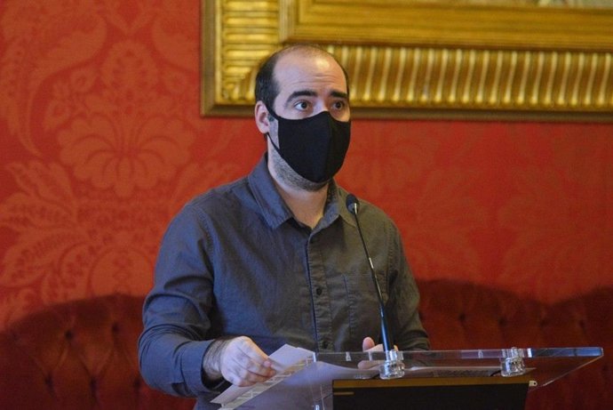 El portavoz del Grupo Parlamentario de Unidas Podemos, Alejandro López, en una rueda de prensa.
