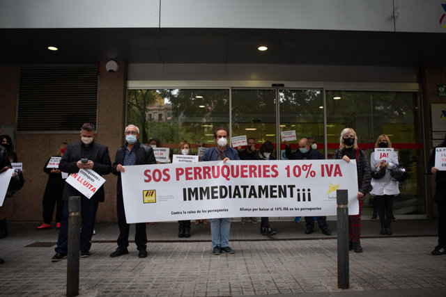 Concentración en Barcelona de las peluquerías frente a la Delegación de Hacienda