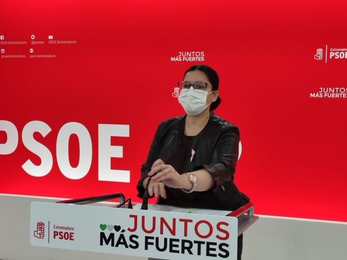 La secretaria de Organización del PSOE de Extremadura, Marisol Mateos, en rueda de prensa