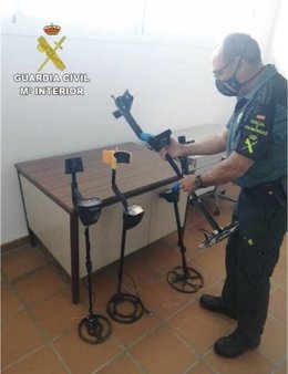 Remitiendo Np Opc Huelva "La Guardia Civil Interviene Cuatro Máquinas Detectoras De Metales A Cuatro Personas En La Localidad De Matalascañas".