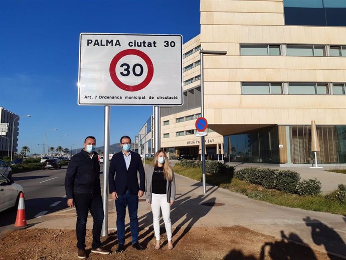 El alcald de Palma, Jose Hila, el regidor de Movilitat Sostenible, Francesc Dalmau, y la directora general Irene Nombela el primer panel que reduce la veloicidad a 30 km/hora en Palma