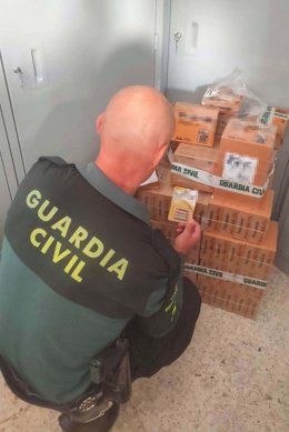 Un agent de la Gurdia Civil, en un operatiu en el qual es van incautar més de 15.000 piles de marques falsificades al Baix Ebre i a la Ribera d'Ebre. Imatge publicada el 19 d'octubre del 2020. (Vertical)