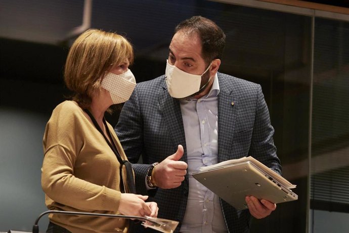 La portavoz de Geroa Bai, Uxue Barkos, habla con el portavoz del PSN, Ramón Alzórriz, a su llegada a la Mesa y Junta de portavoces en el Parlamento de Navarra, en Pamplona, Navarra (España) a 13 de octubre de 2020.