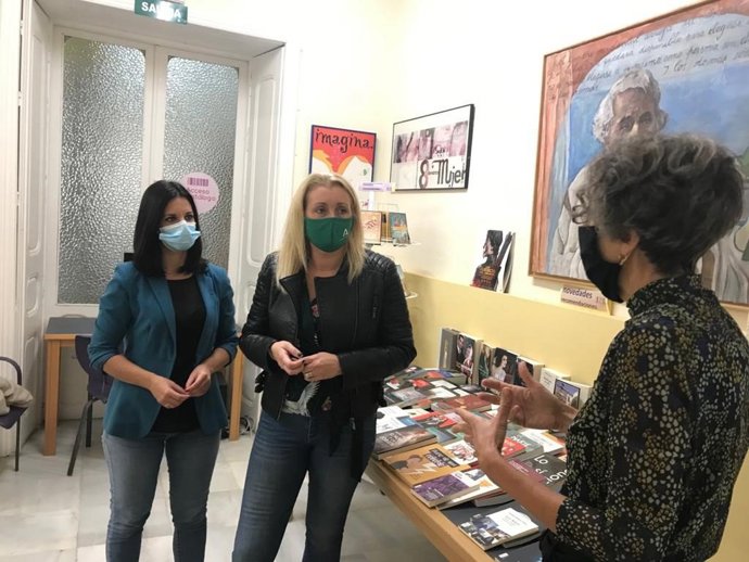 La directora del IAM, Laura Fernández, -en el centro de la imagen-, este lunes en la reapertura del Centro de Documentación María Zambrano.