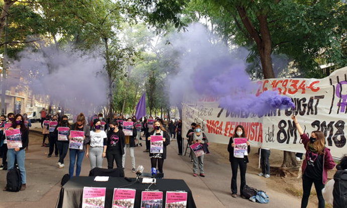 Pla general de diverses feministes amb bengales de fum lila durant la roda de premsa contra la imputació de diverses activistes per tallar les vies d'FGC, el 19-10-20 (horitzontal).
