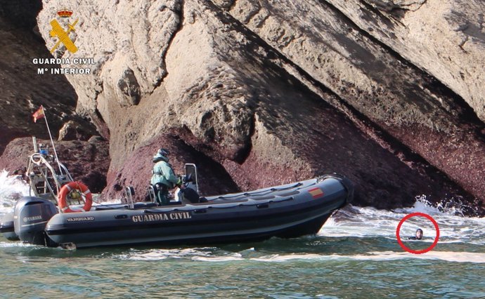 Interceptan a tres furtivos pescando percebes en la costa de Santander
