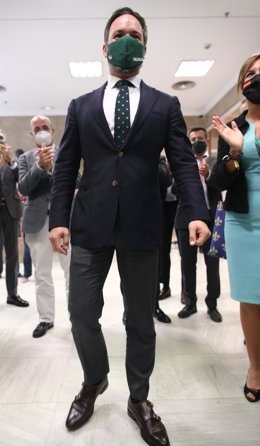 El presidente de VOX, Santiago Abascal, es aplaudido a su llegada al Congreso donde registrará su moción de censura contra Pedro Sánchez