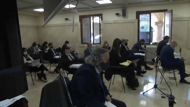 Los abogados de la defensa, sentados en sillas con pupitre y utilizando mascarilla, durante el macrojuicio por narcotráfico en la Audiencia Provincial.