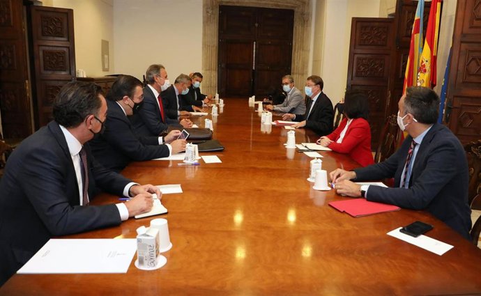 Reunión en la Generalitat Valenciana de Puig con el sector del transporte y la logística